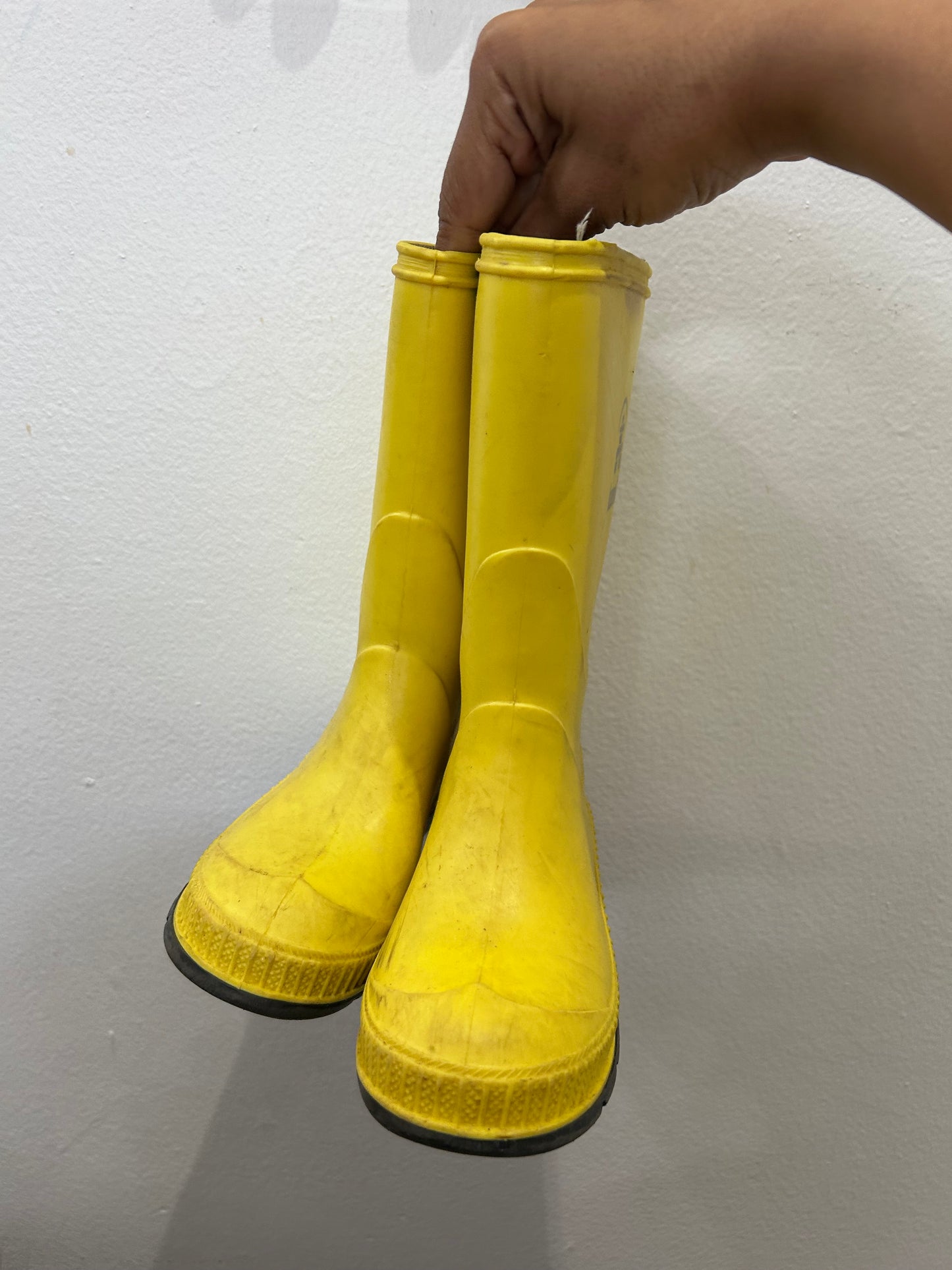 C12 yellow Kamik rainboots