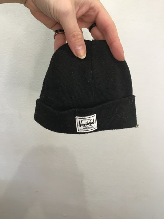 Herschel black hat 0-12m