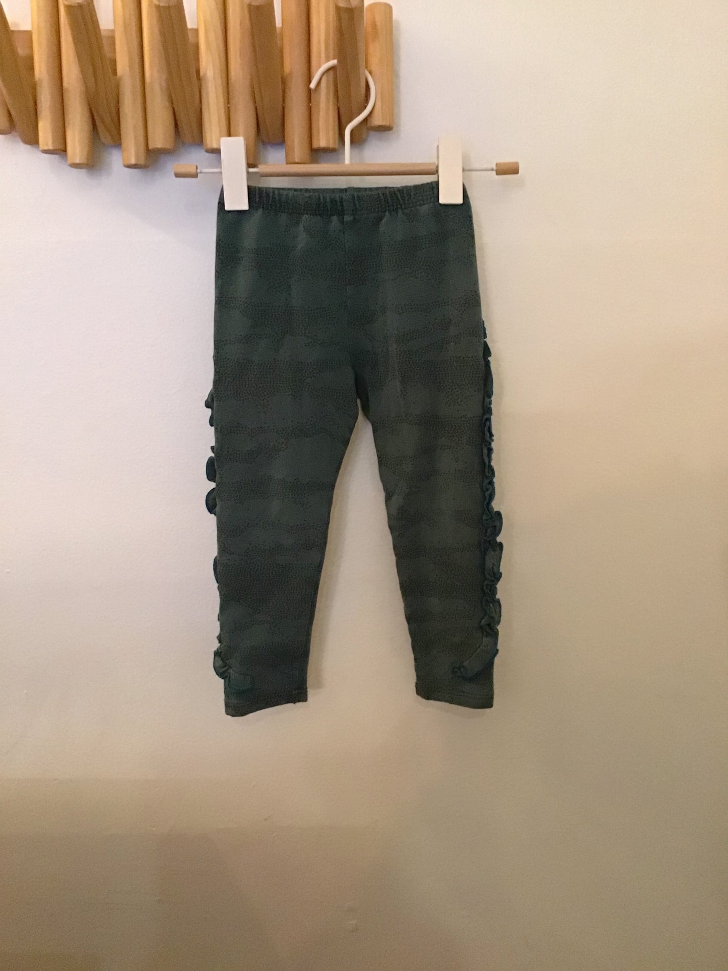 Frilly green print leggings 4y