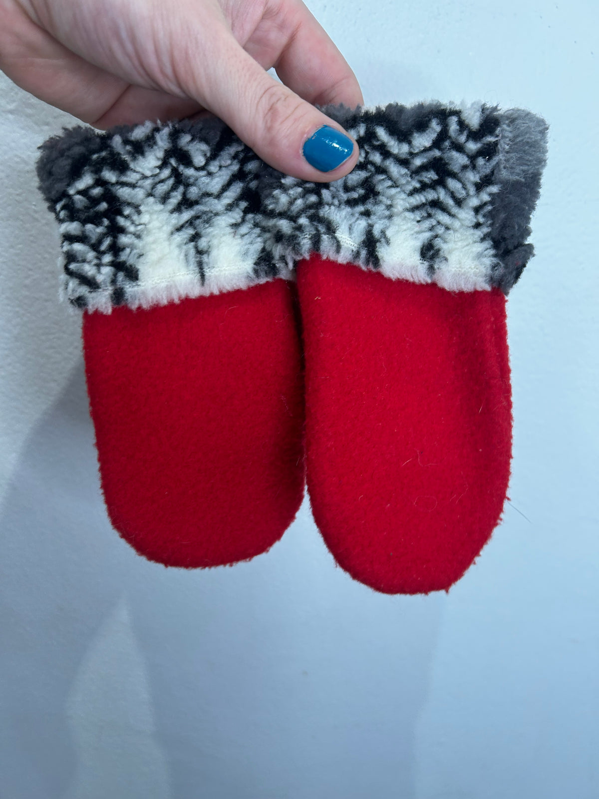 Red felt mitts 4-5y