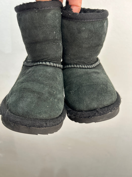 C6 black Uggs