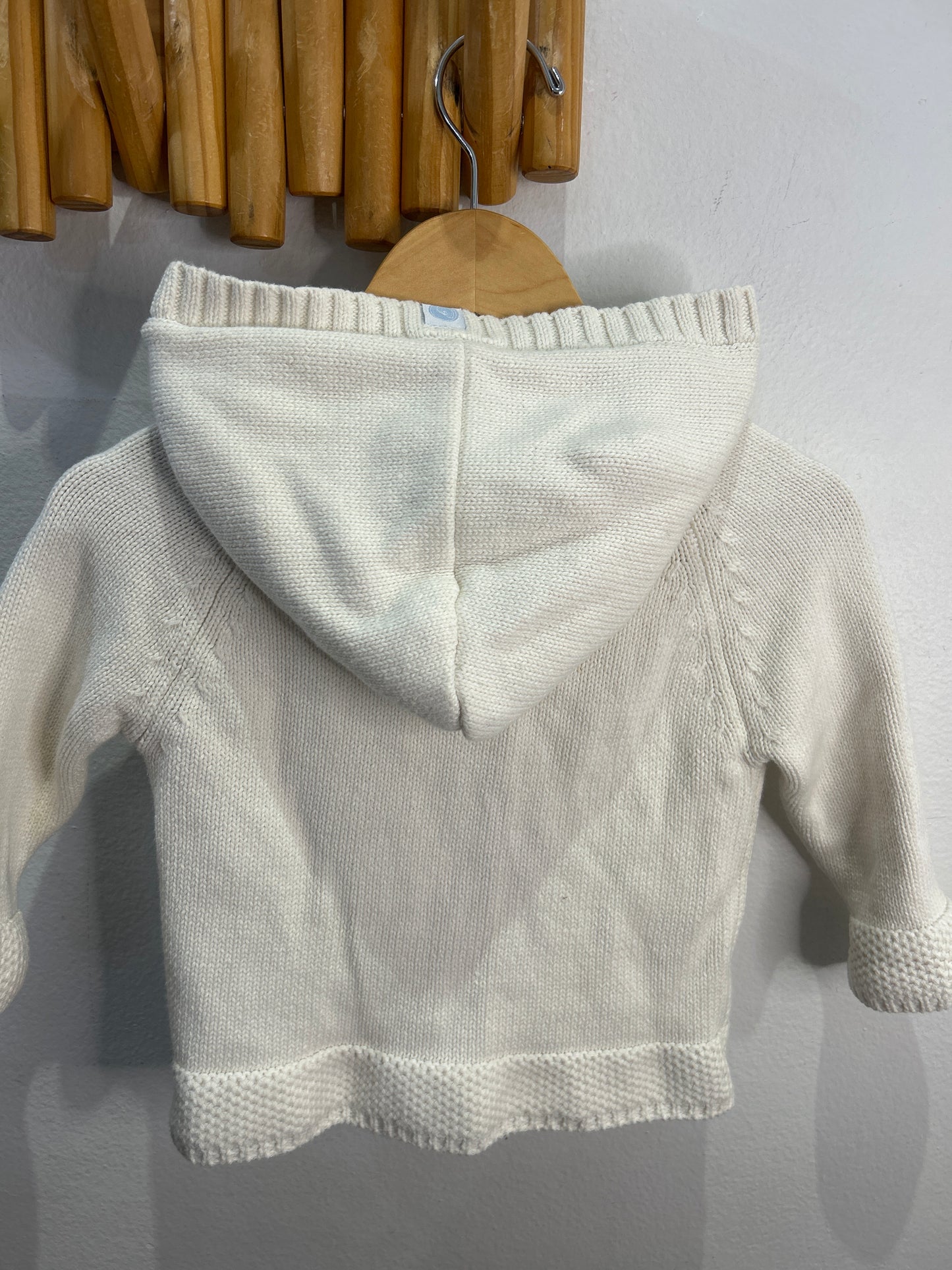 White toggle button sweater 6-12m*