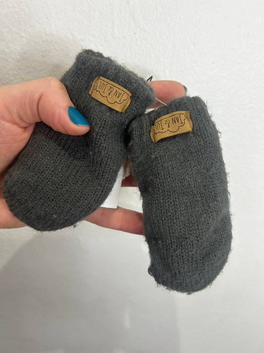 Jan & Jul grey mitts0 -6m