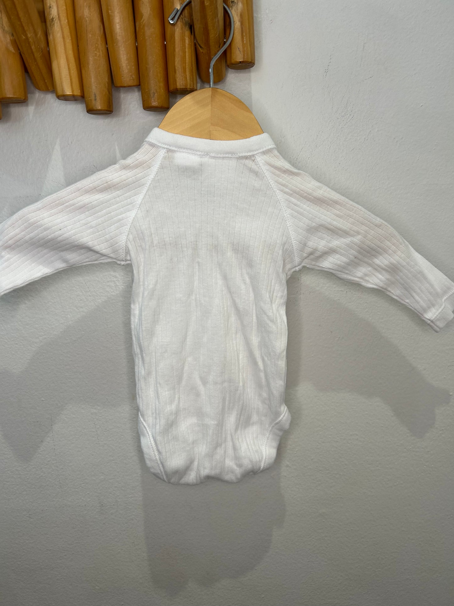 White ribbed side button onesie 1-3m