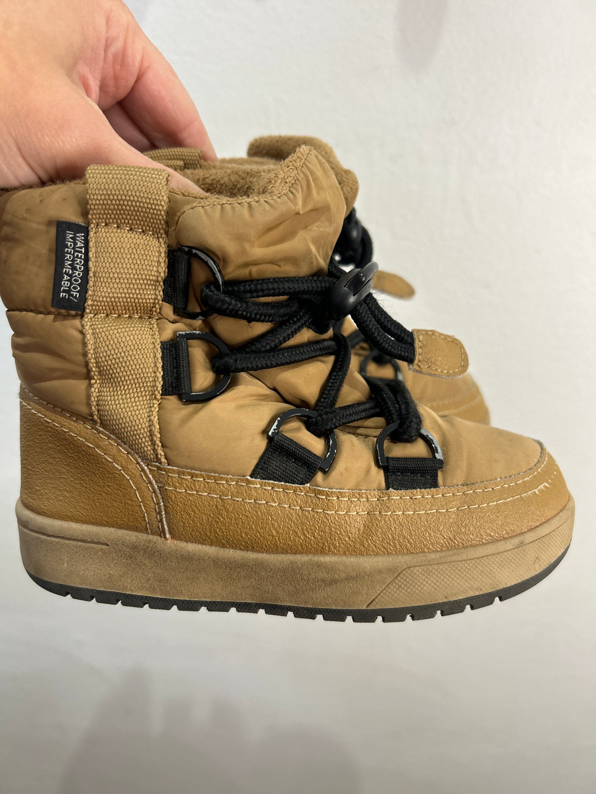 C8 light brown snow boots