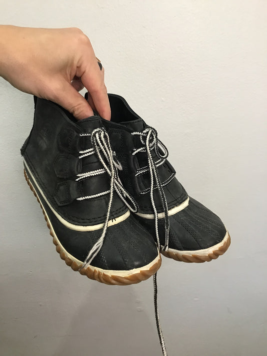Y5 black Sorel duck boots