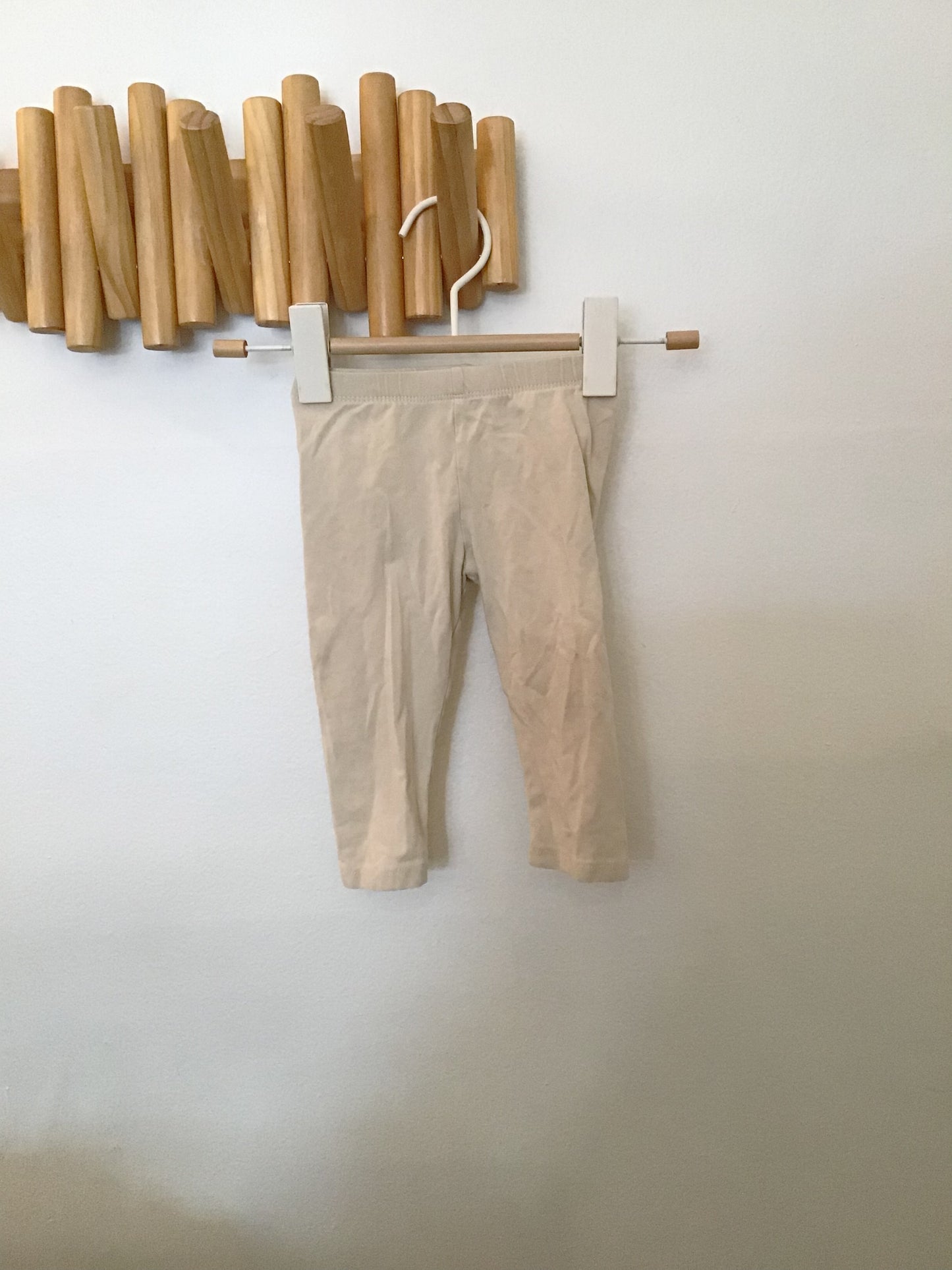 Three basic leggings neutral 6-9m