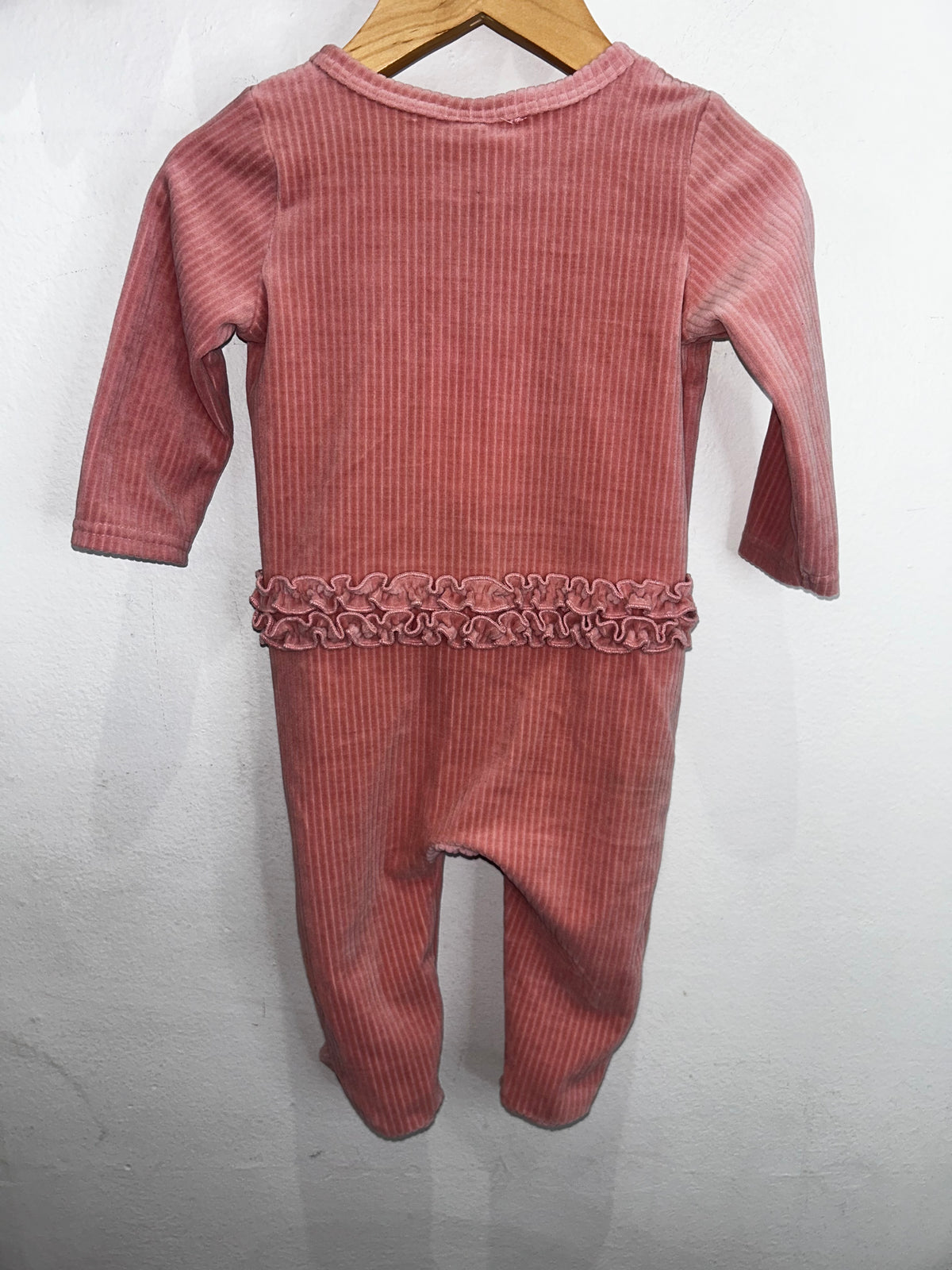 Fleecy frilly pink sleeper 3-6m