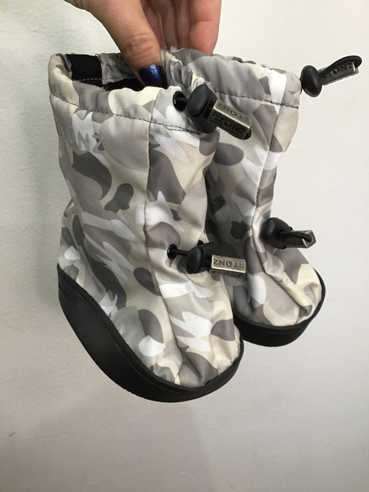 Stonz camo booties size LARGE (14.5cm) ~12-18m