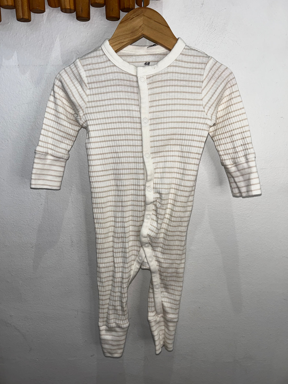 Beige stripes sleeper 4-6m