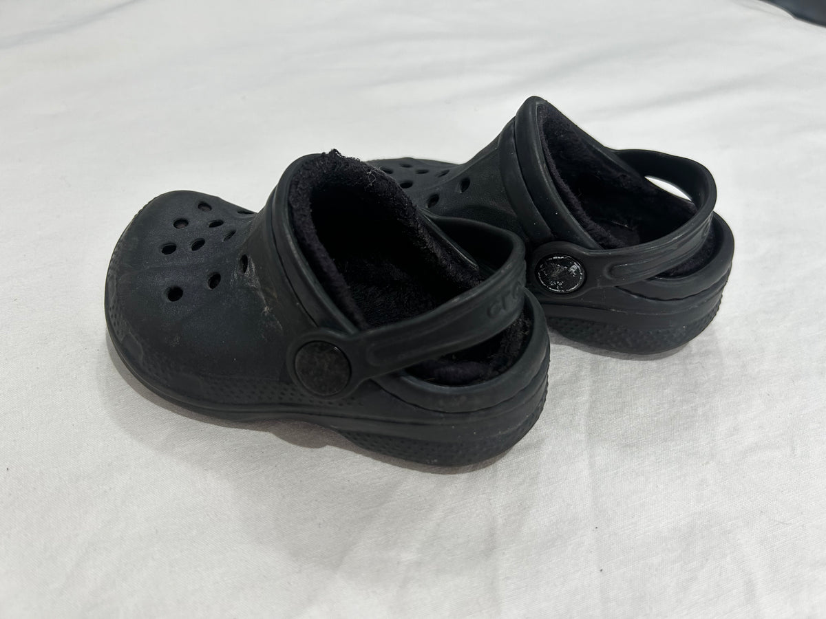 C6-7 black fleece lined Crocs