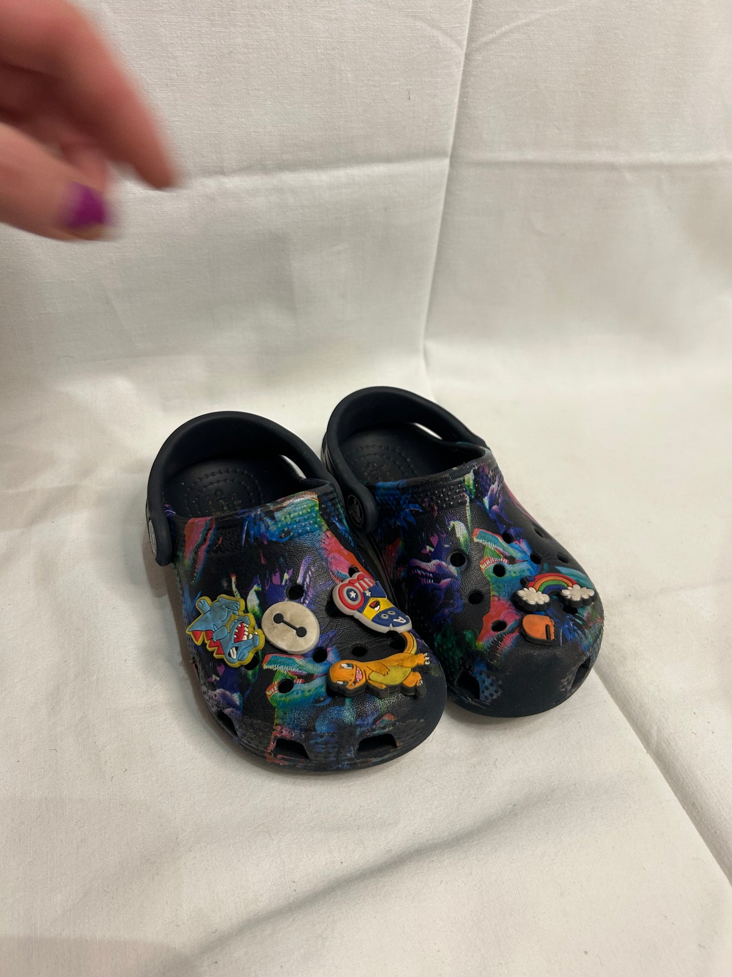 C8 dino Crocs w jibbitz
