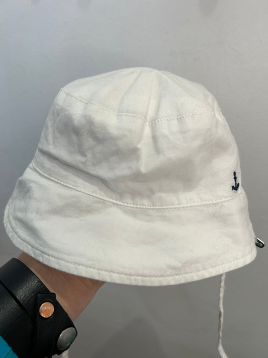 White hat 18-24m