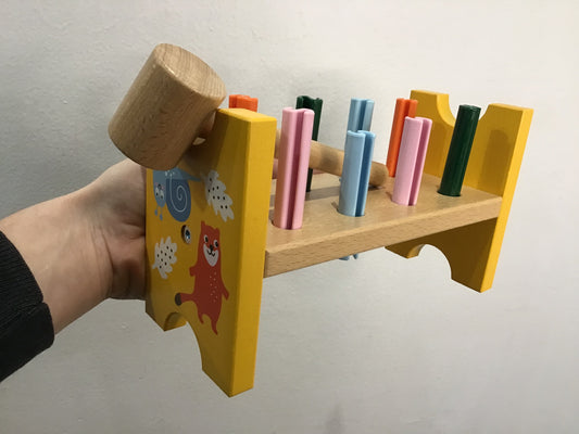 Uppsta hammer toy