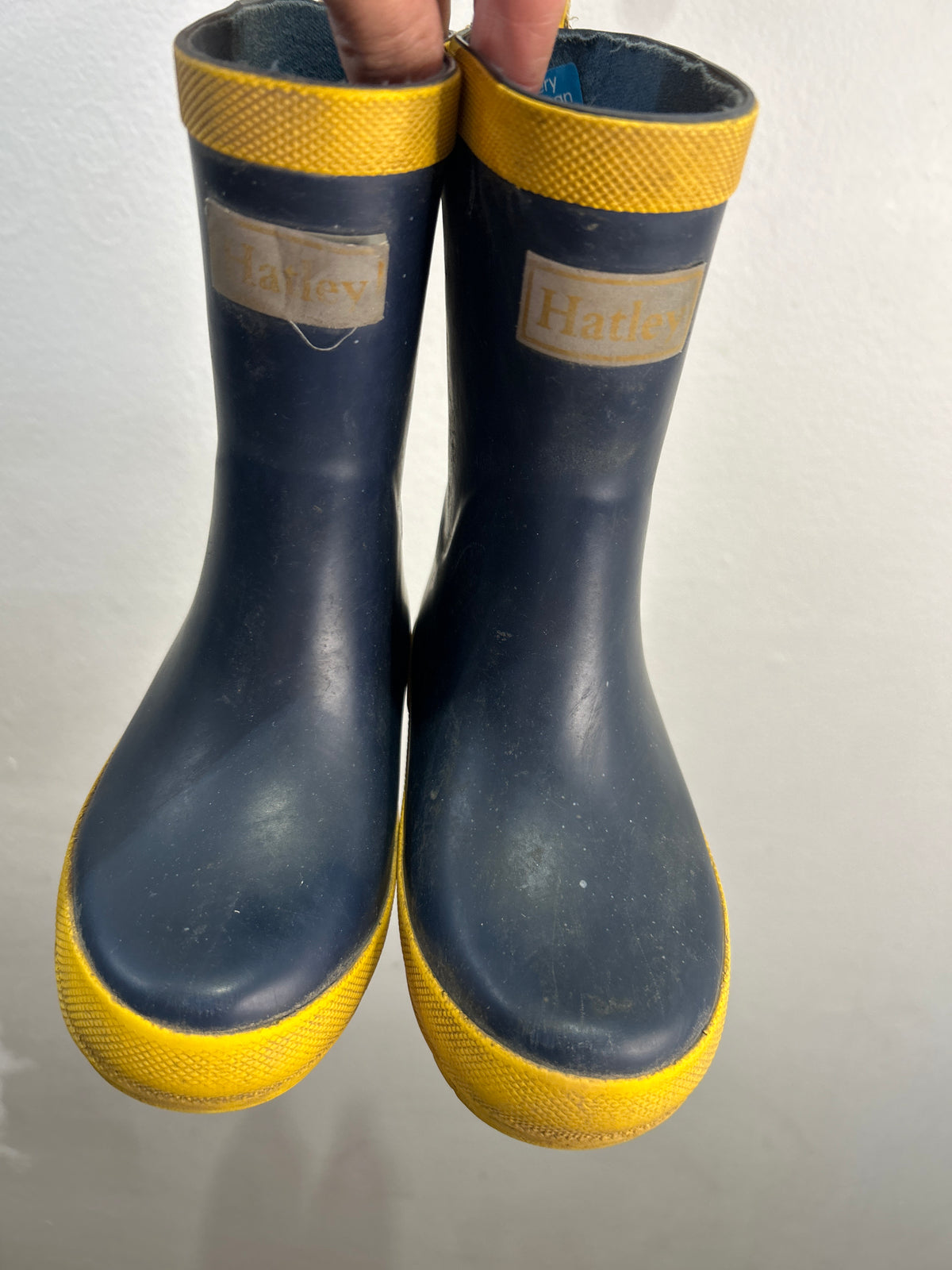 C10 navy Hatley rainboots