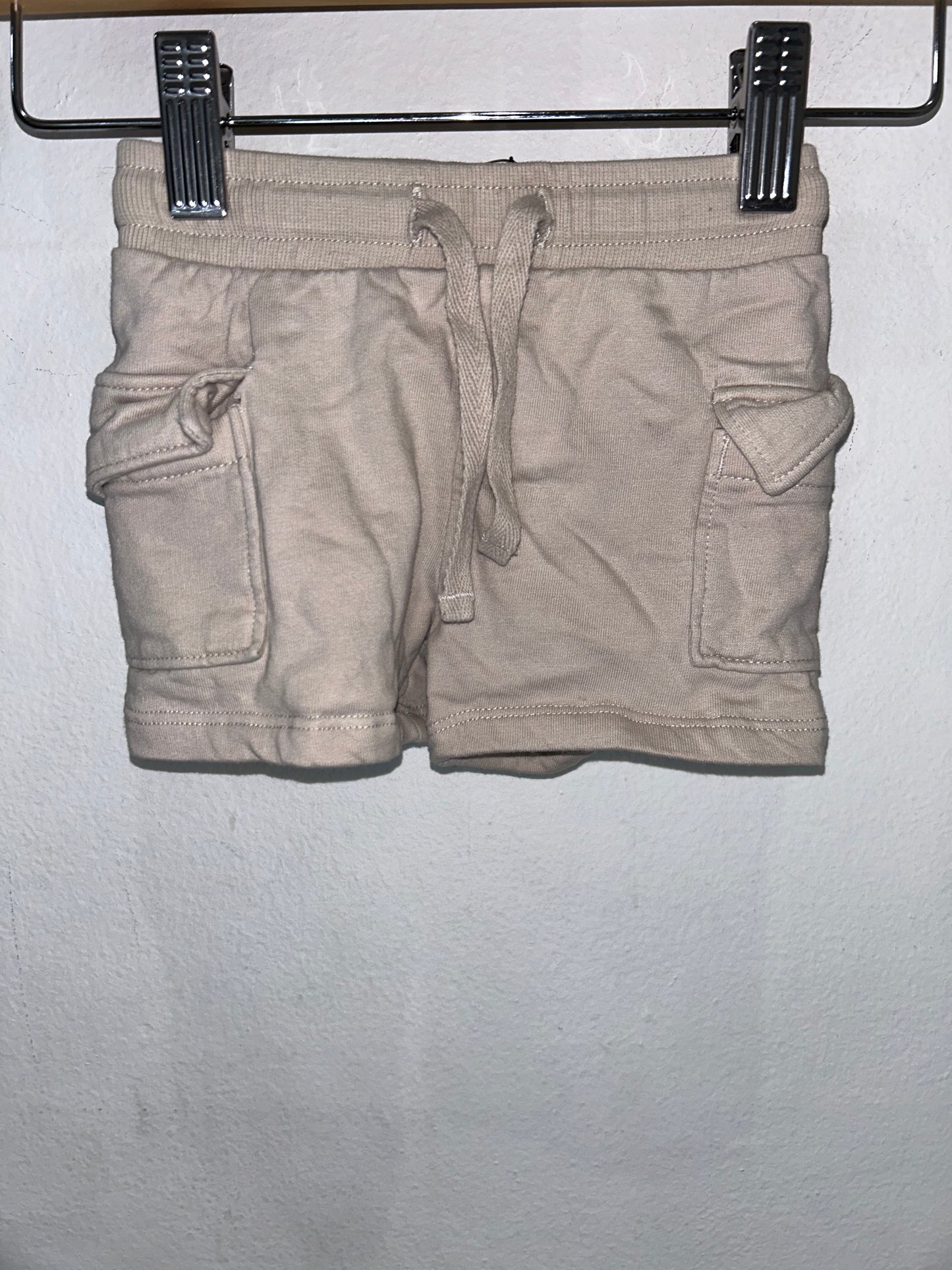 Beige pocket shorts 2-4m