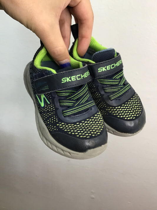 C6 black Skechers w lime detail