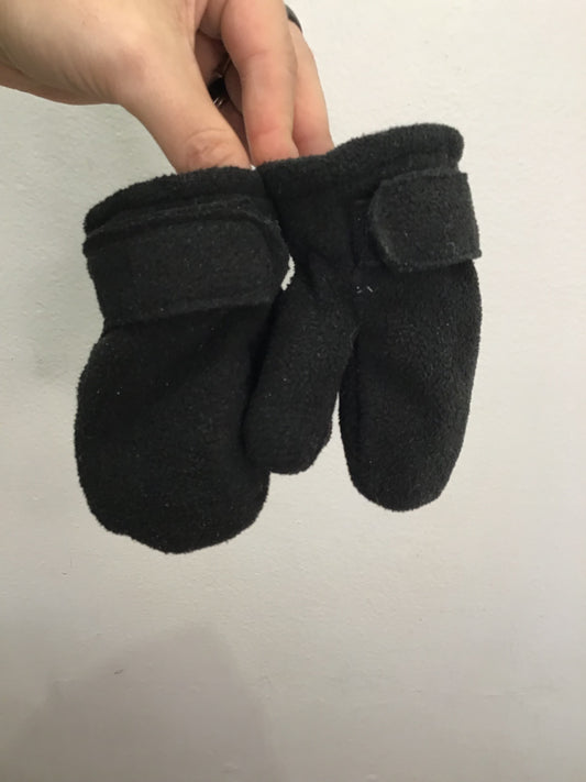Black fleece mitts 1-2y