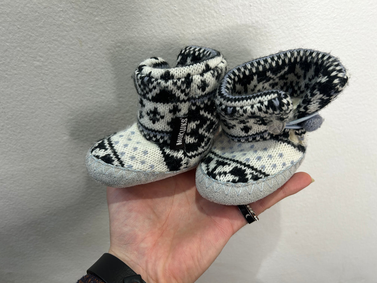 Mukluks knit booties 0-6m