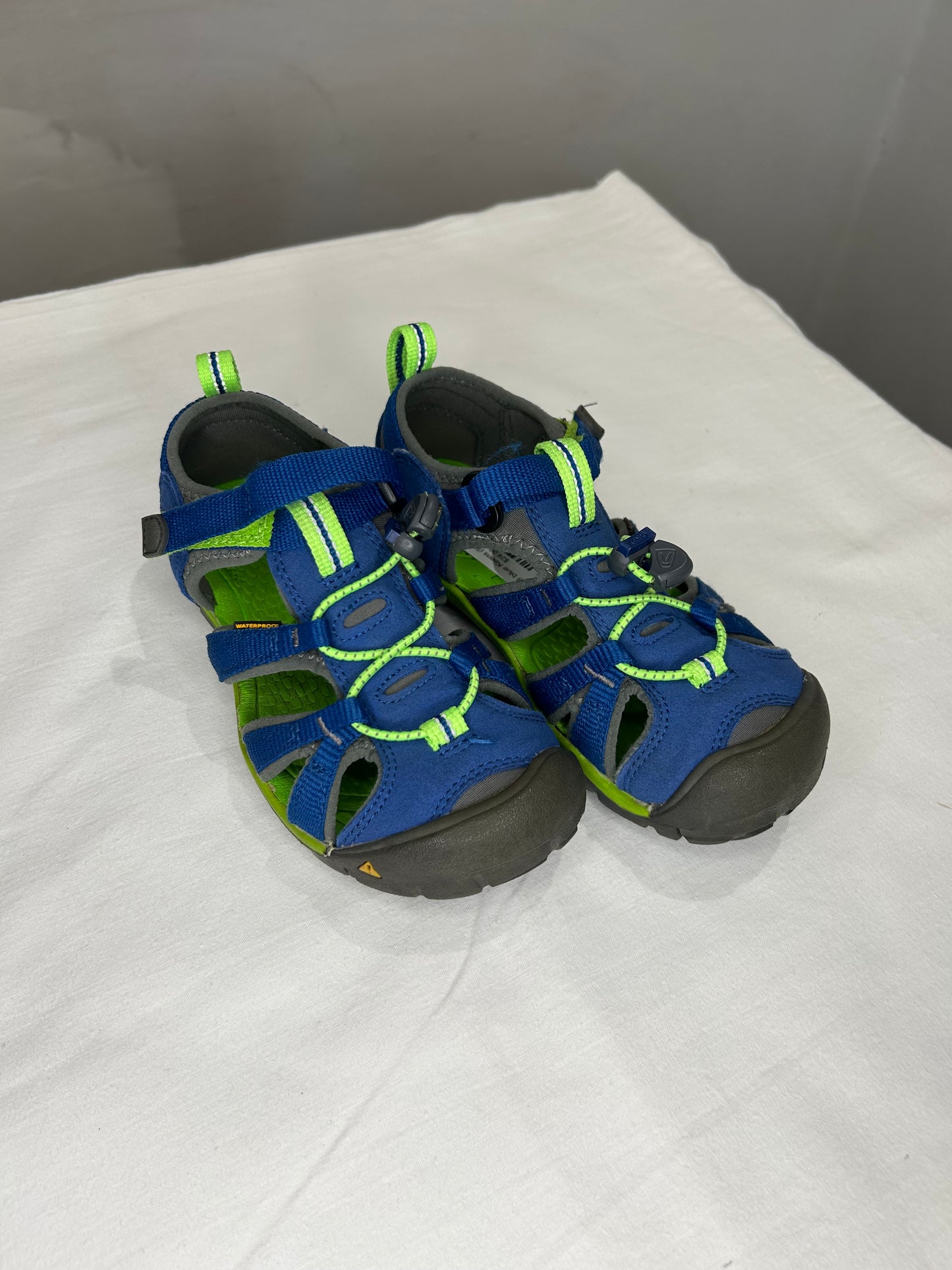 C13 blue Keens (like new)