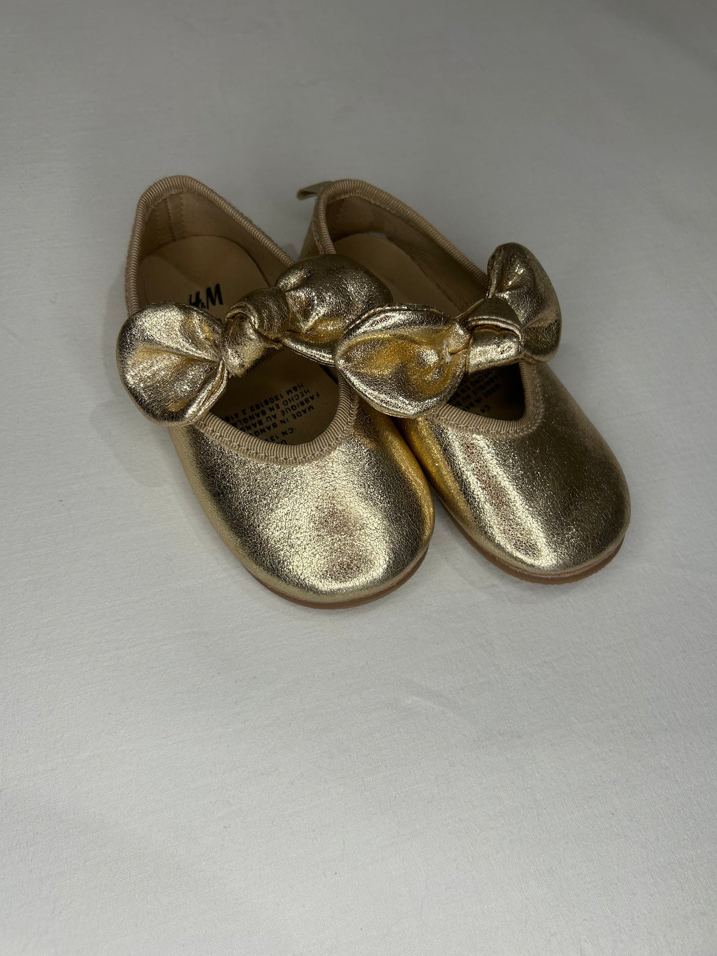 C6  Gold maryjanes
