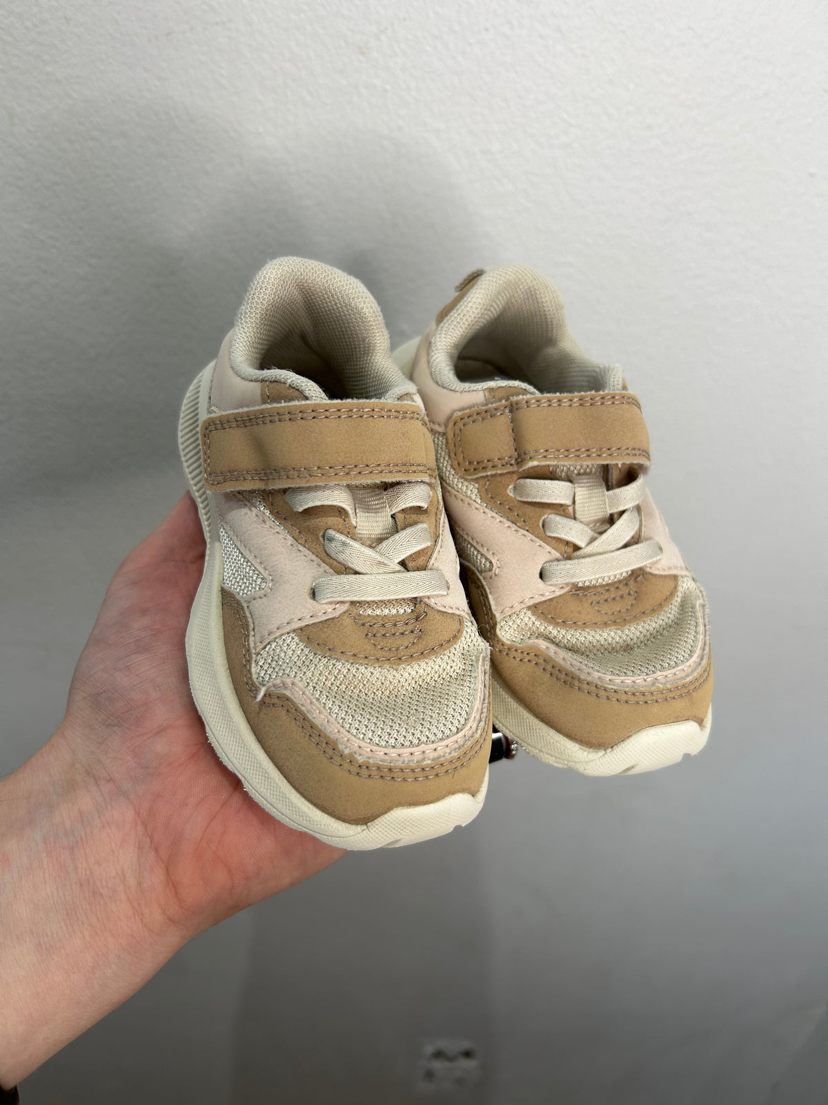 C7 beige runners
