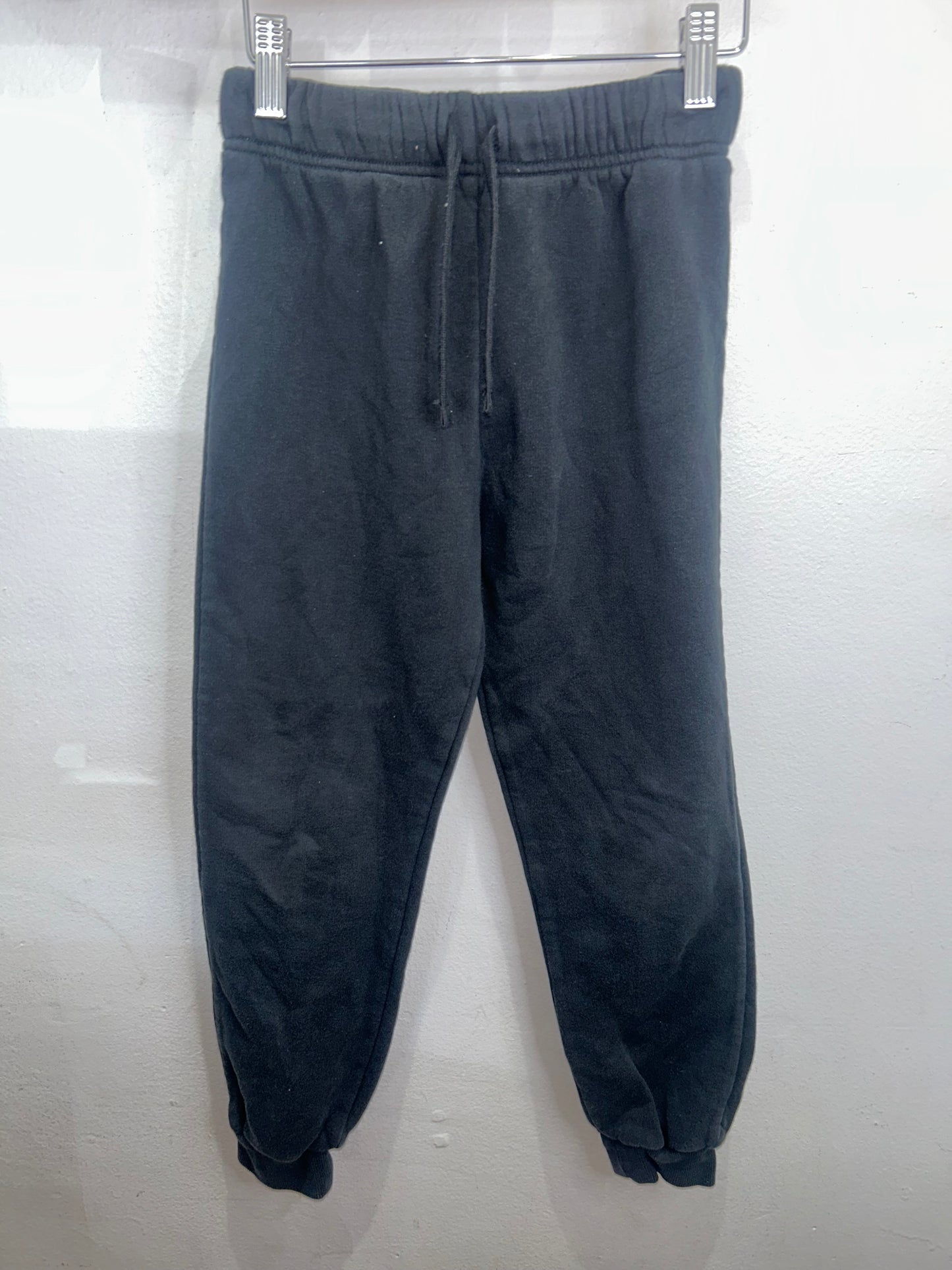Plain black joggers 6-8y