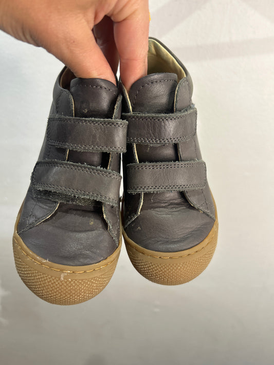 C10.5 leather shoes
