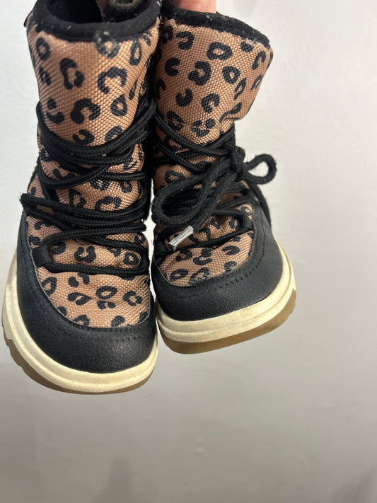 C8.5 leopard boots