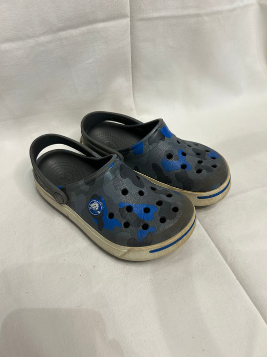 C10-11 grey camo Crocs