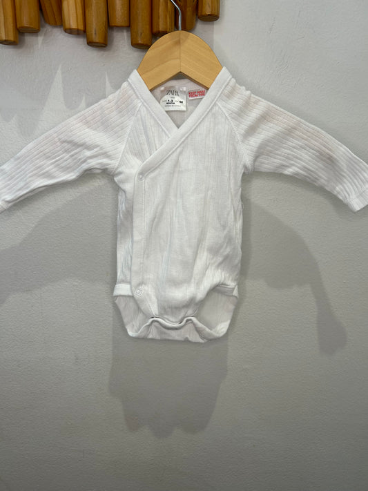 White ribbed side button onesie 1-3m