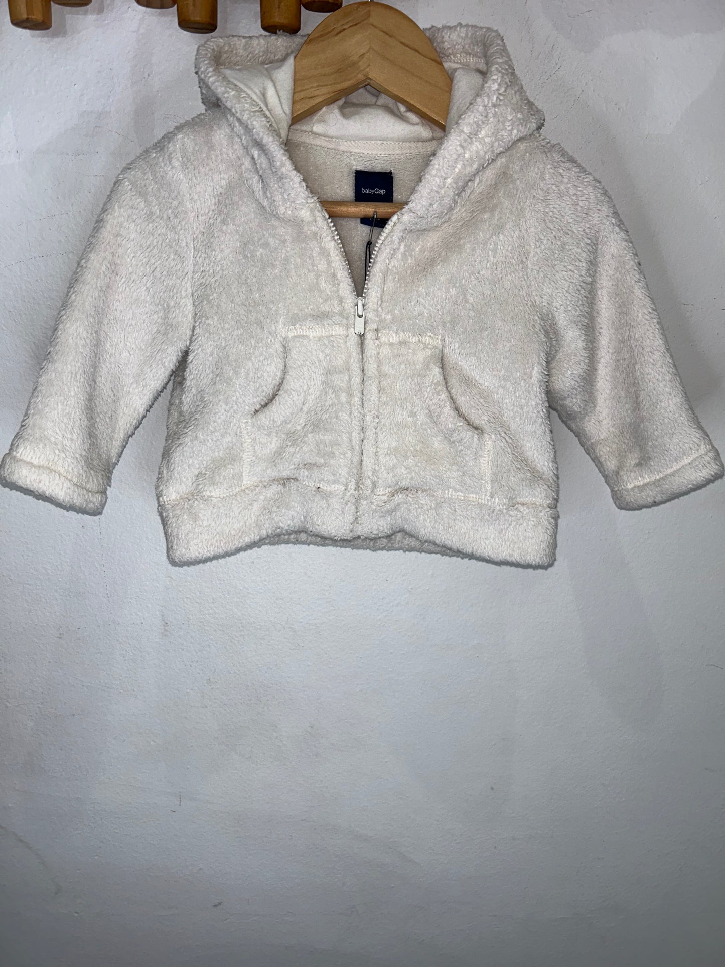 White zipup fluffy 3-6m