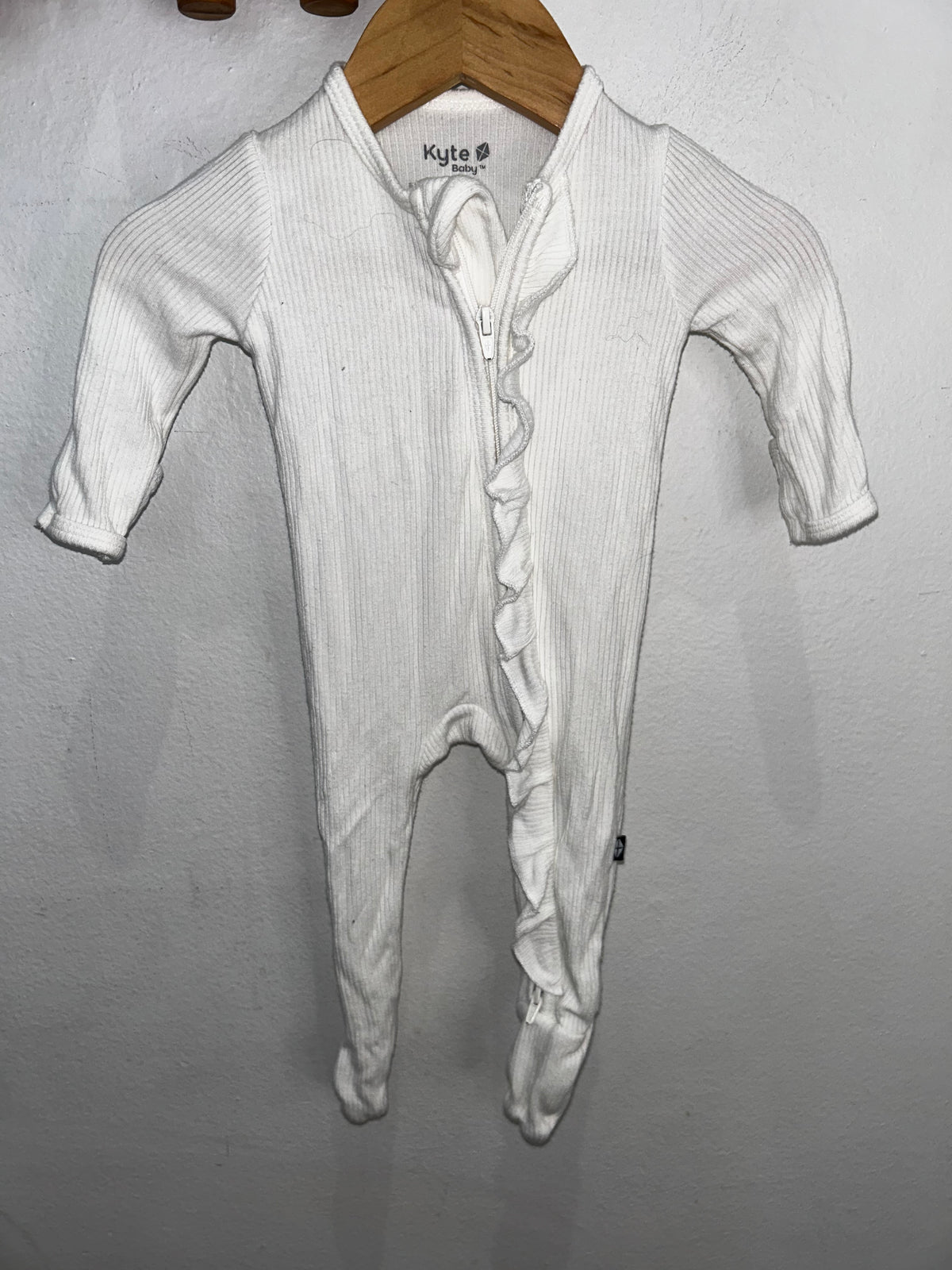 Kyte baby white frilly sleeper newborn