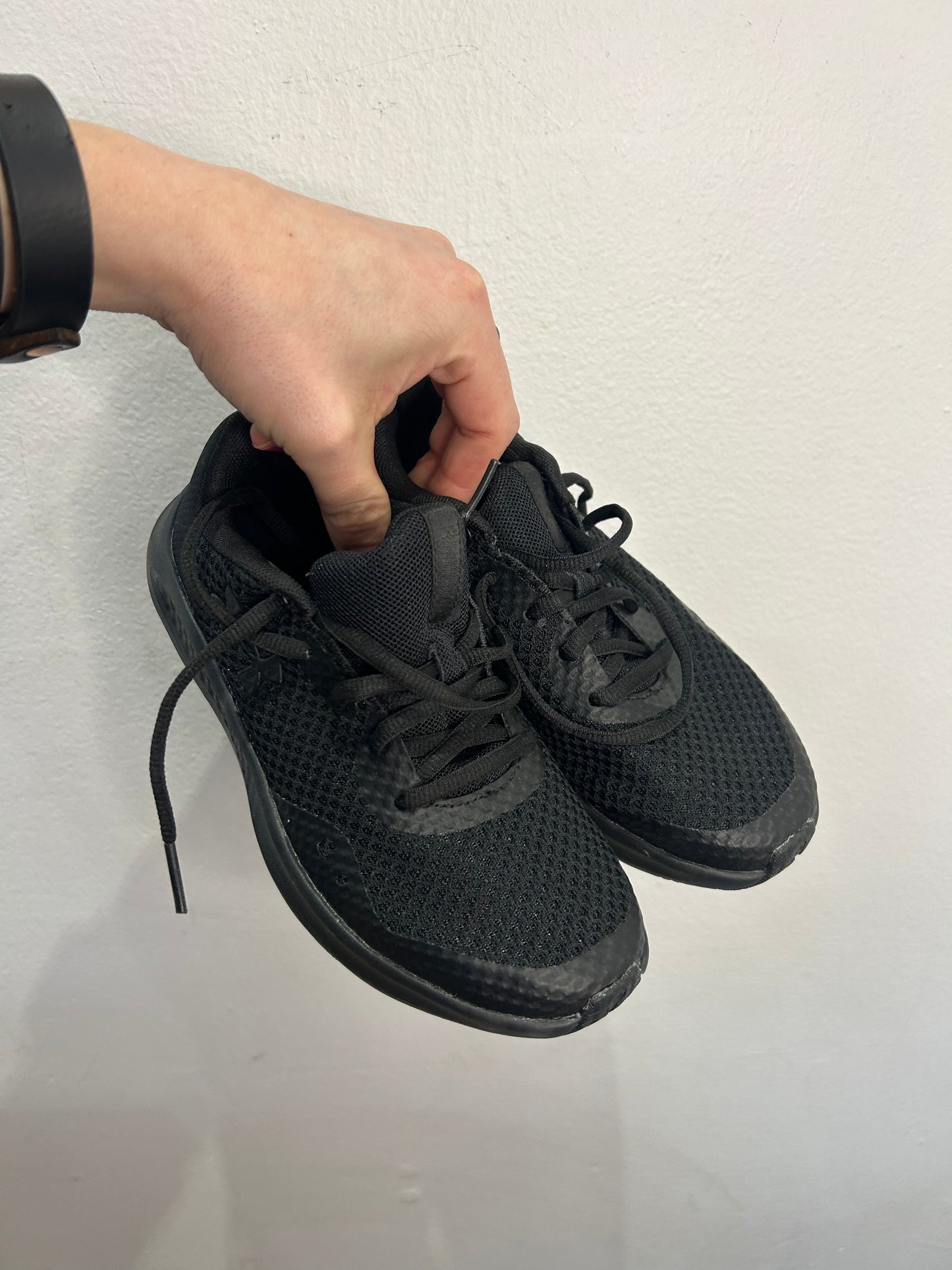 Y3.5 black Underarmour runners
