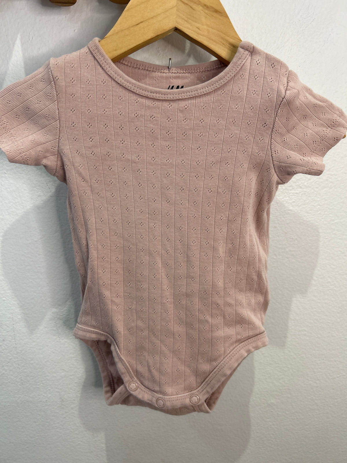 Embossed pink onesie 4-6m