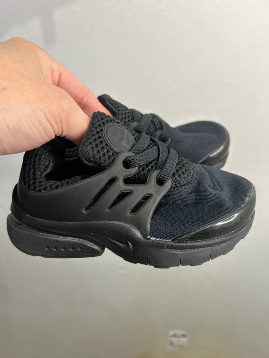 C7 black Fila pull-on