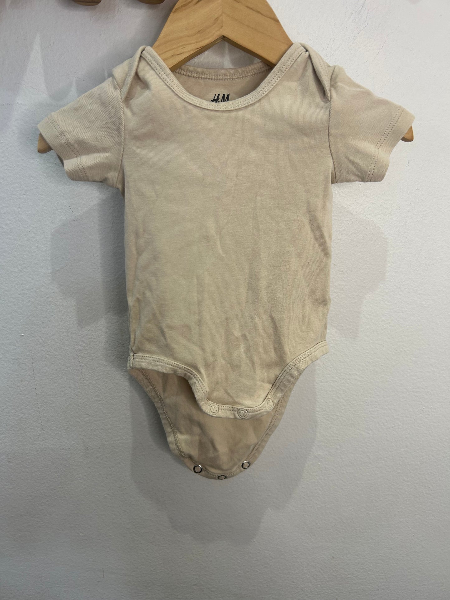 Beige onesie 2-4m