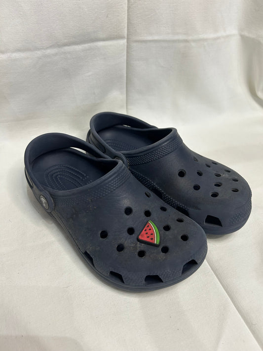 Y2 navy Crocs w one jibbit