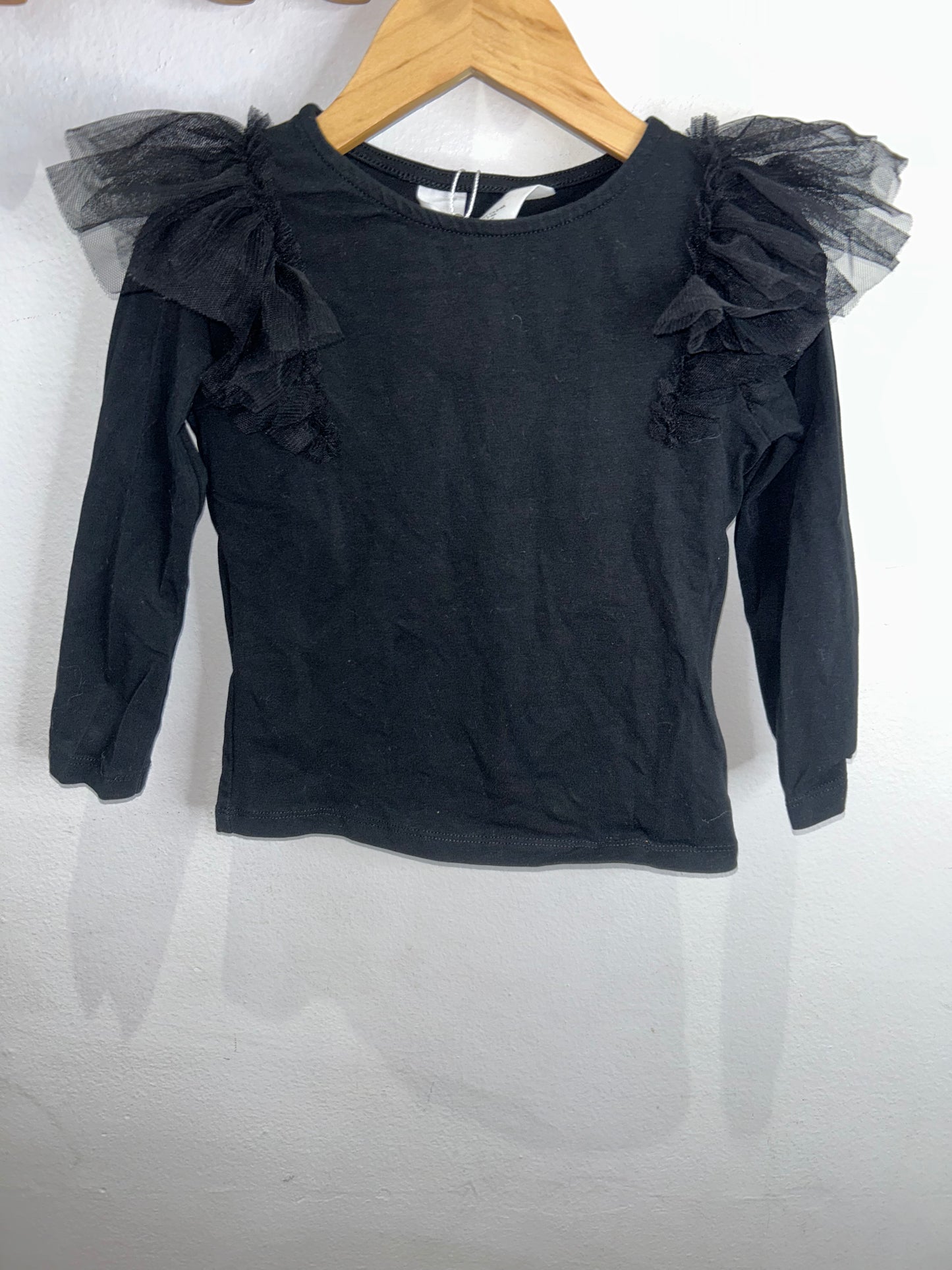 Frilly shoulder black longsleeve 2-4y