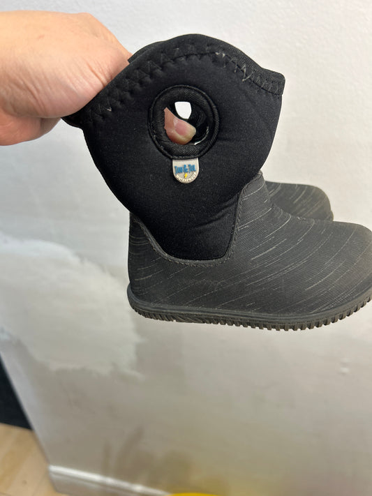 C6 Jan & Jul black neoprene boots