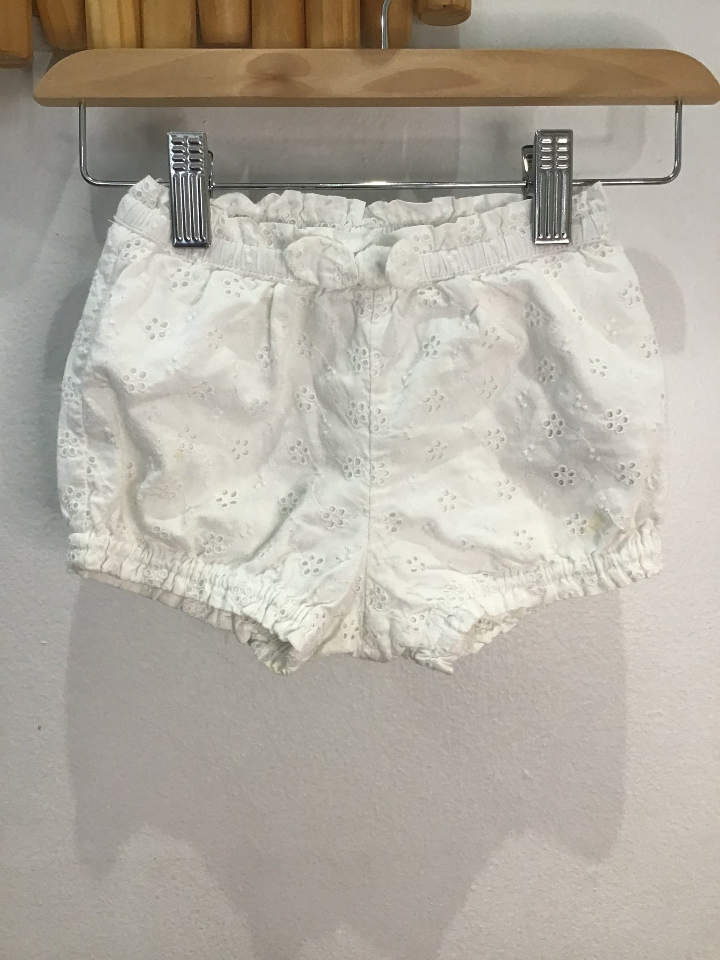 Shorts white eyelet 12-18m