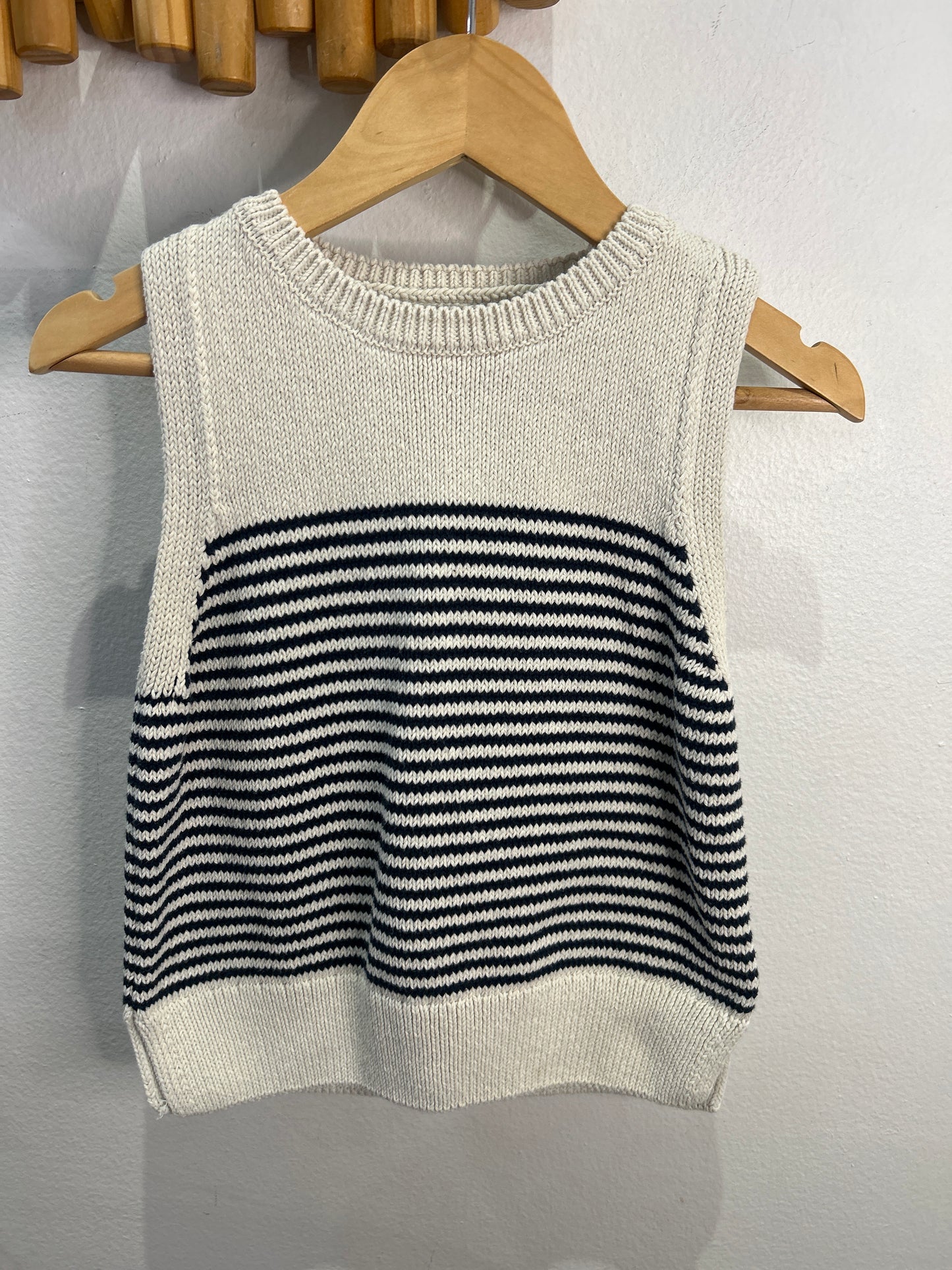 Black stripes sweater vest 9-10y