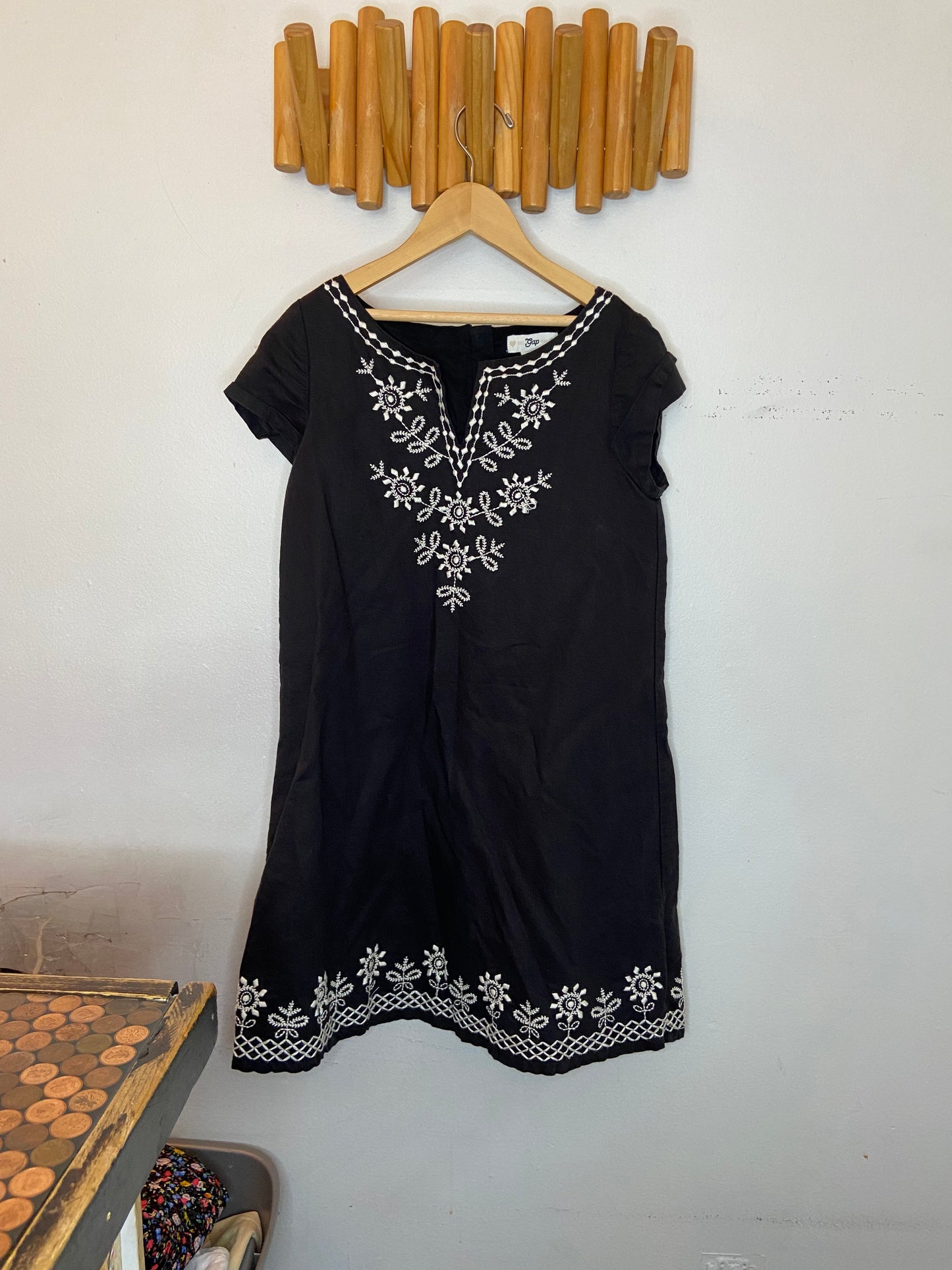 Black embroidered dress 10y