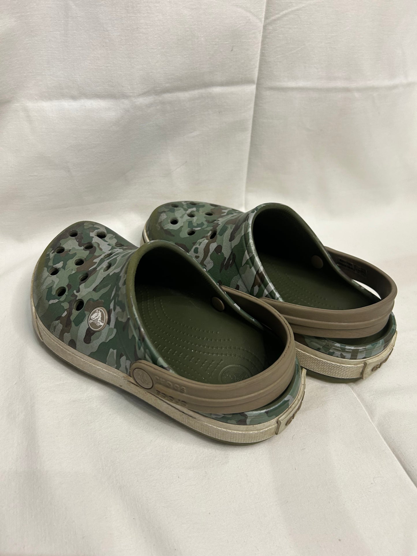 Y1 camo Crocs