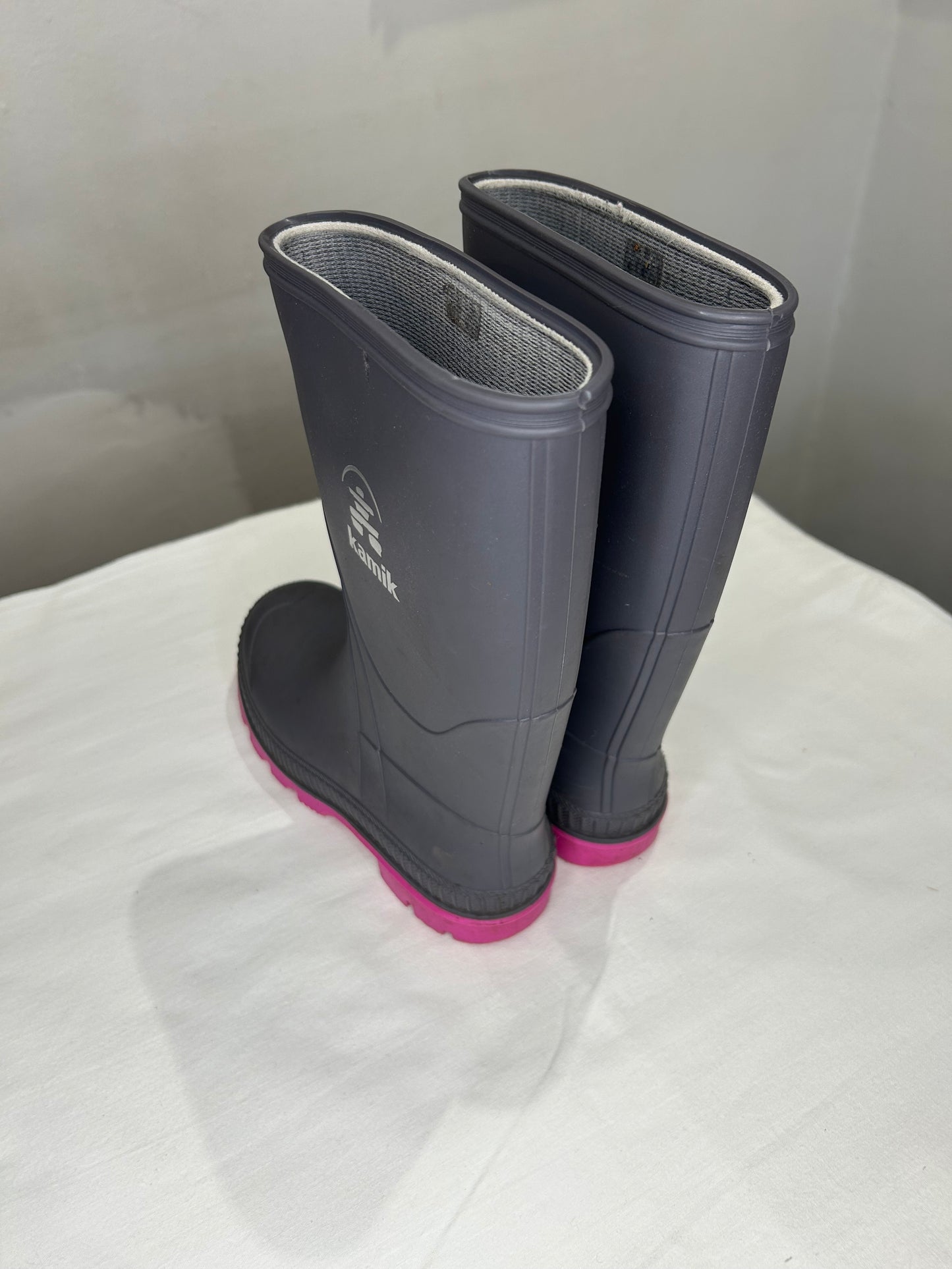 Y2 grey Kamik rainboots