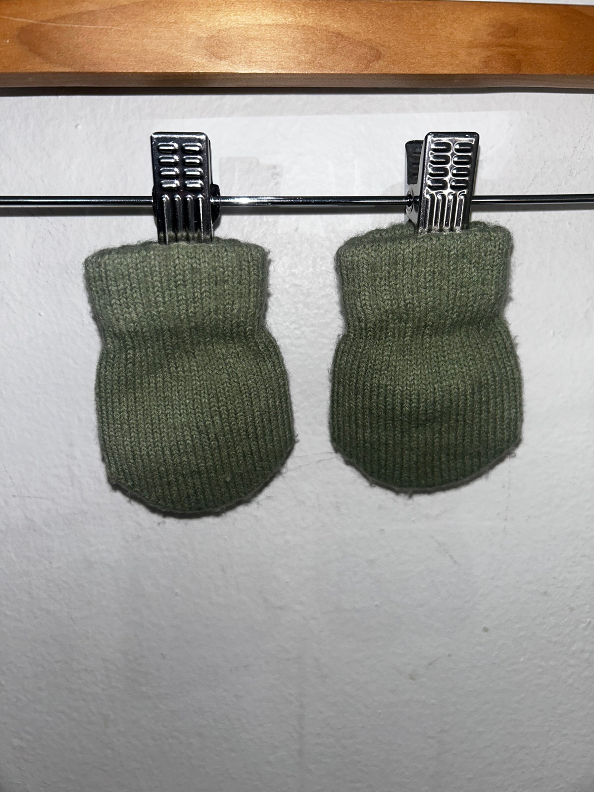 Dino hat and mitts set 0-6m