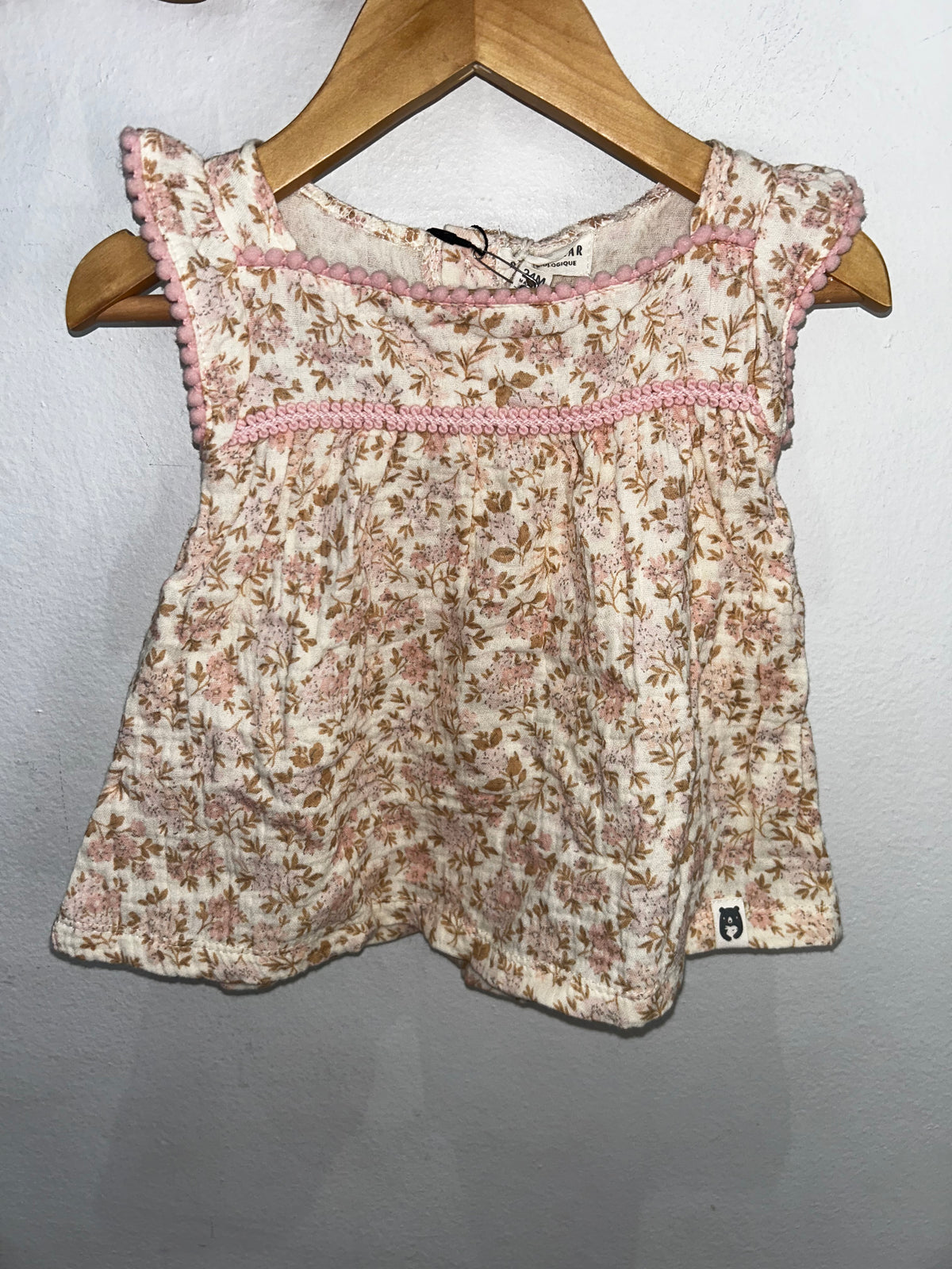 Beige floral bouse 24m NEW