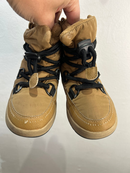 C8 light brown snow boots