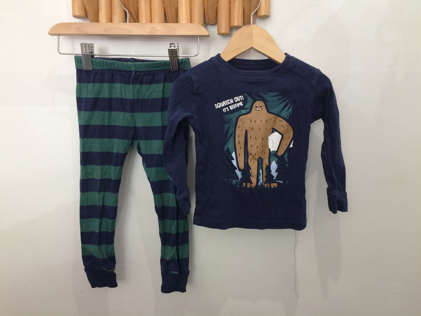 Yeti pyjamas 2y