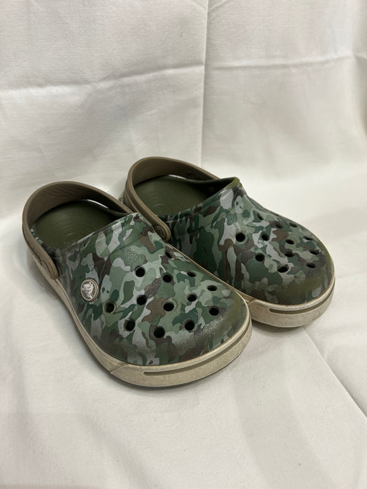 Y1 camo Crocs